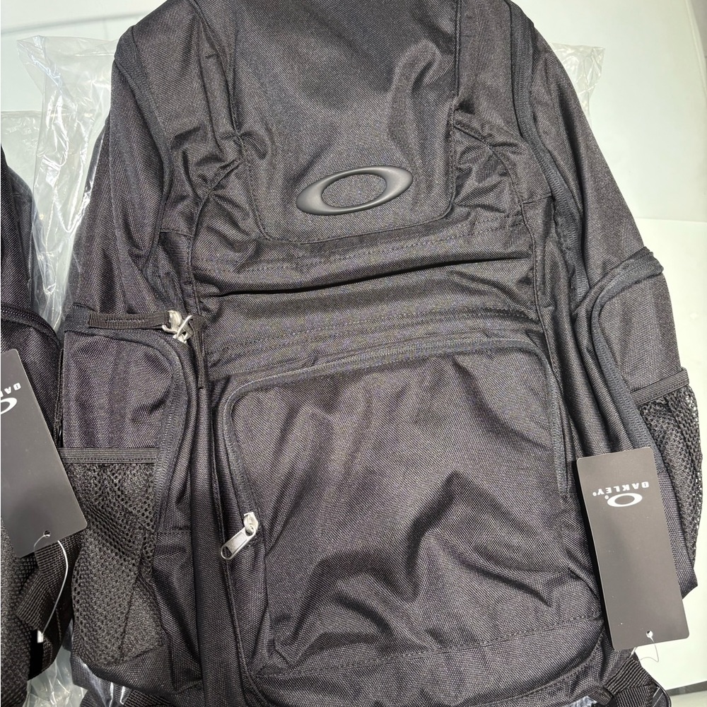 Oakley Men's Backpack in Sleek Black 25L